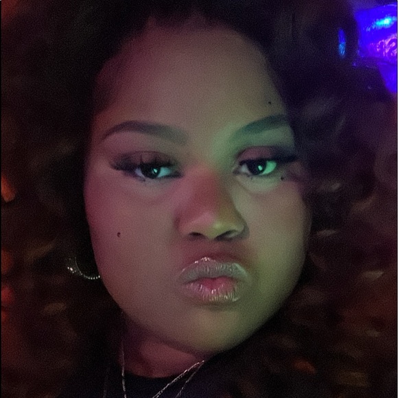 Meet your Posher, Jessica - Picture 1 of 1